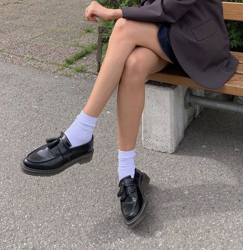 Loafers Grunge Outfit, Loafer School Shoes, Doc Loafers Outfit, Dr Martens Loafers Outfit, Loafer Aesthetic, Loafer Outfits Women, Loafers Aesthetic, Loafers Women Outfit, Loafers Outfit Women