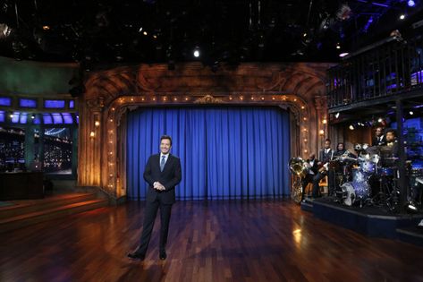 Jimmy Fallon Show, Dame Edna, Theatre Interior, Tv Set Design, Late Night Show, Stage Set Design, Late Night Talks, Night Show, Powerpoint Background Design