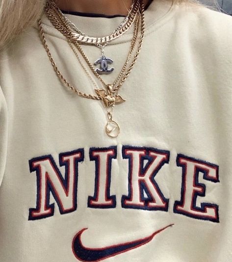 Vintage Nike Sweatshirt, Nike Sweats, Nike Sweatshirt, Tumblr Outfits, Jewelry Style, Nike Sweatshirts, Mode Inspo, Dope Outfits, Look Vintage