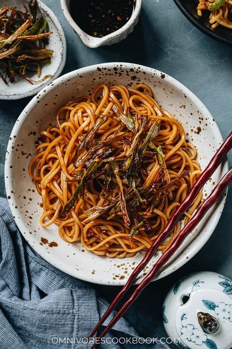 Scallion oil noodles is a simple and hearty dish with tender noodles mixed with super fragrant scallion oil, soy sauce and fried crispy green onions. It is a wonderful side dish that uses only 6 ingredients, and it’s satisfying enough to serve as a light meal by itself. {Vegan} Green Onion Noodles, Scallion Oil Noodles, Onion Noodles, Mashed Sweet Potatoes Healthy, Scallion Noodles, Tasty Noodles Recipe, Scallion Oil, Oil Noodles, Bean Noodles