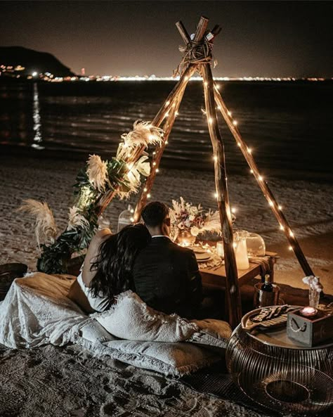 Dream Dates, Romantic Date Night Ideas, Tafel Decor, Romantic Surprise, Cute Date Ideas, Beach At Night, Dream Date, Romantic Picnics, Romantic Beach