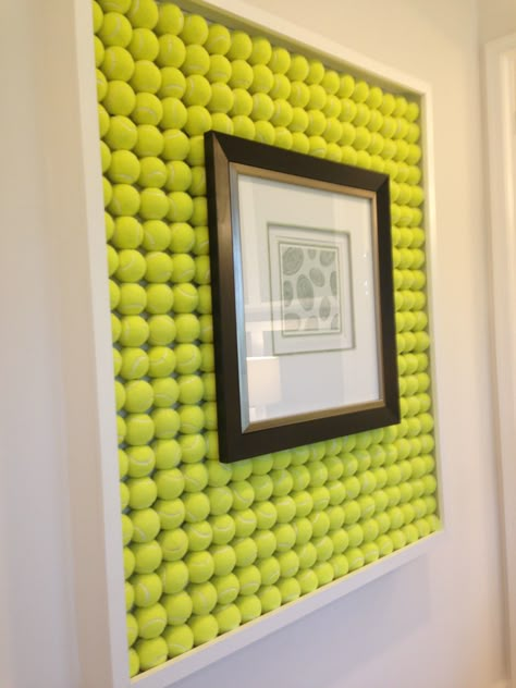 DIY picture frame made of tennis balls. I thought this was pretty awesome with me being a tennis player back in my hay day. lol Tennis Gifts Diy, Tennis Ball Crafts, Tennis Decorations, Tennis Crafts, Diy Picture Frame, Tennis Art, Tennis Party, Tennis Lessons, Tennis Shop