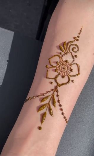 Henna Designs On The Palm, Henna Designs For Wrist, Forearm Henna Simple, Henna Designs For Diwali, Henna Inner Hand, Henna On Forearm, Simple Small Henna Designs, Easy Flower Henna, Easy Henna Designs For Beginners Simple