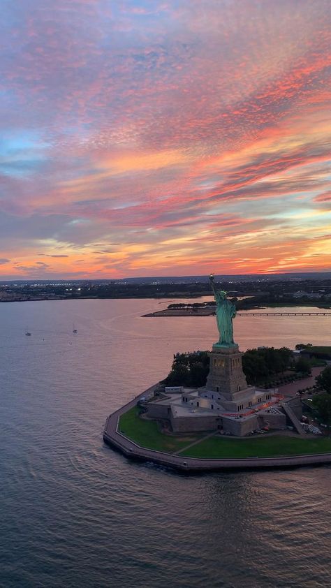 The view from the helicopter of the statue of liberty in new york New York Desktop Wallpaper, New York Helicopter Ride, New York Doodles, Helicopter New York, New York Dinner Outfit, New York December Outfit, Helicopter Aesthetic, Brownstone New York, New York During Christmas