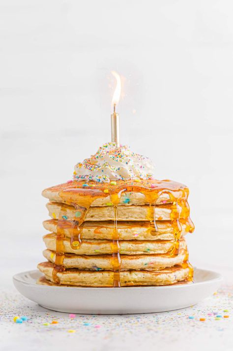 Filled with your favorite fun sprinkles, every bite of these birthday cake pancakes is a celebration! These easy homemade pancakes are a great way to start that special day. Easy Birthday Treats, Confetti Pancakes, Healthy Pancake Mix, Sweet Pancake Recipe, Birthday Cake Pancakes, Funfetti Pancakes, Classic Pancake Recipe, Birthday Pancakes, Easy Homemade Pancakes