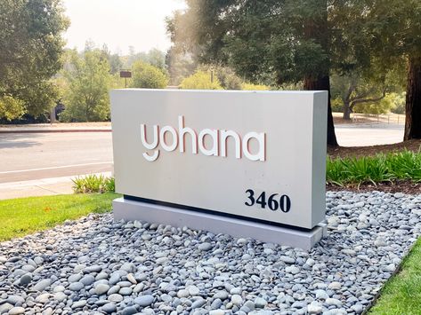 Monument Sign Design, Monument Signage Design, Signage Design Outdoor Entrance, Sign Boards Outdoor, Sign Design Outdoor, Signage Design Exterior, Monument Signage, Road Signage, Entrance Signage