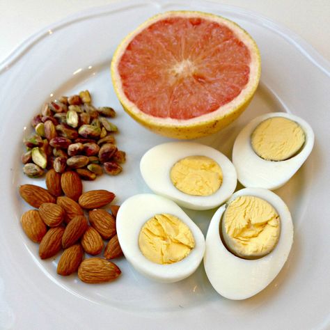 Lose 20 pounds in a Week with our Grapefruit and Egg Diet !Health & Weight Loss Done! Snacks Diy, Breakfast Low Carb, Overnight Oat, Egg Diet, Fat Loss Diet, 20 Pounds, Fat Burning Foods, Boiled Eggs, Fitness Diet