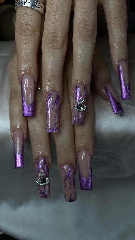 Silver Chrome Acrylic Nails, Dark Purple And Gold Nails, French Nails Purple, Chrome Acrylics, Nails Purple French, Chrome Acrylic Nails, Chrome French Nails, Nails Violet, Black And Purple Nails