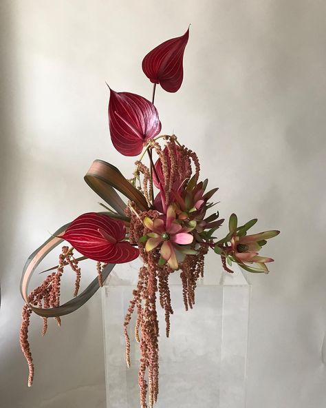 Christmas Home Decorating, Studio Mondine, Modern Floral Arrangements, Floral Art Arrangements, Sogetsu Ikebana, Decor Christmas Home, Home Decor Christmas, Vase Arrangements, Beautiful Flower Arrangements