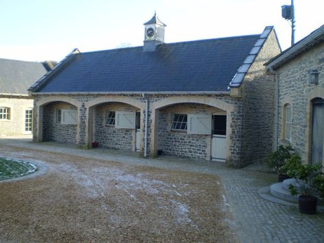 Stable yard Stable Inspiration, Horse Yard, Luxury Horse Barns, Horse Stables Design, Dream Barn Stables, Stable Yard, Cotswold House, Equestrian Stables, Cotswold Stone