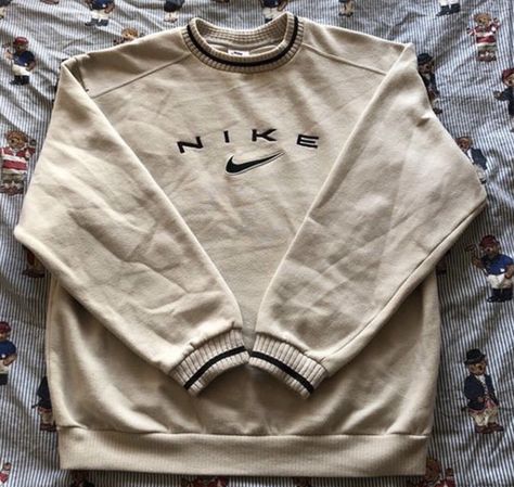 Sweatshirt And Skirt Outfit, Sweatshirt Outfit Men, Beige Nike, Beige Sweatshirt, Outfit 2020, Vintage Nike Sweatshirt, Nike Sweatshirt, Nike Vintage, Sweatshirt Outfit