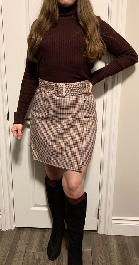 Woman from neck down standing in front of closed closet door. She has long brunette hair and is wearing a pink plaid high waisted skirt with a matching belt. She it also wearing a maroon turtleneck sweater, black velvet knee-high boots, and maroon knee-high socks that are slightly higher than the boots. Pink Plaid Skirt Outfit, Maroon Turtleneck, Tennis Skirt Outfits, Pink Plaid Skirt, Turtle Neck Shirt, Fall Pink, Plaid Skirt Outfit, Bussines Women Lifestyle, Aline Skirt