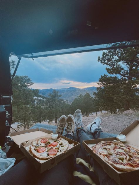 Couple eating pizza in a truck bed Date Night Idea Aesthetic, Couple Date Night Astetic, Date Adventures, Summer Date Night Aesthetic, Baking Dates Couple, Sunset Truck Bed Date, Cute Date Night Aesthetic, Couple Activity Ideas Aesthetic, Cute Date Photos