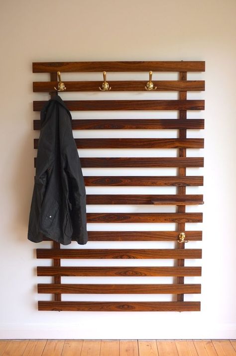 DECORATIVE WALL HOOKS THAT YOU CAN MAKE YOURSELF #creativewallhookideas Diy Hat Rack, Diy Coat Rack, Hallway Coat Rack, Diy Coat, Rustic Coat Rack, Modern Coat Rack, Decorative Wall Hooks, Hanger Diy, Hal Decor