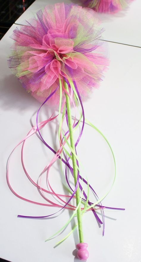 Tulle Projects, Colorful Crafts, Tulle Crafts, Diy Tutus, Tulle Poms, Flower Girl Wand, Princess Wands, Girls Party Favors, Pom Pom Crafts