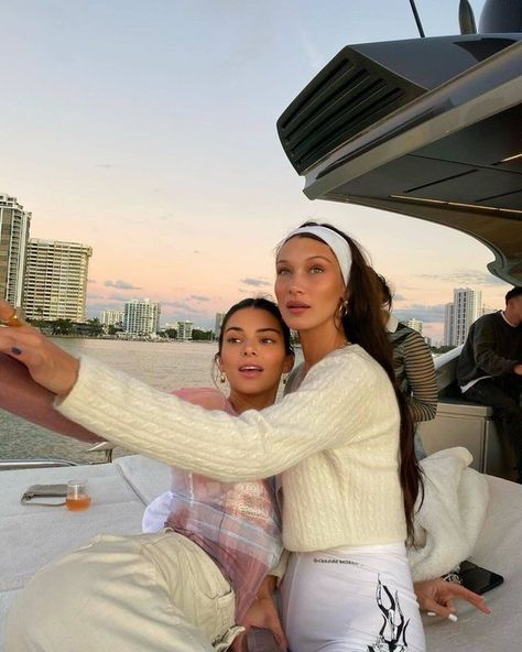 Mrs Bella, Style Kylie Jenner, Miami Girls, Kim K Style, Kardashian Kollection, Kendall Jenner Outfits, Model Aesthetic, On A Boat, Hailey Baldwin