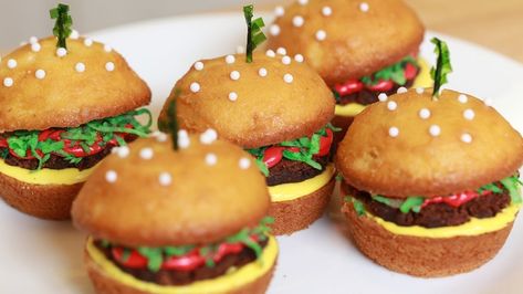 These cupcakes are not what they appear to be at all. If you're looking for an adorable way to impress guests this summer, then you've got to try this sweet Cupcake Receptek, Burger Cupcakes, How To Make Burgers, Hamburger Cupcakes, Mini Hamburger, Burger Cake, Nerdy Nummies, Mini Hamburgers, How To Make Cupcakes