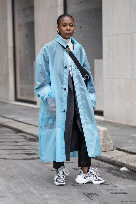 STYLECASTER | Dad Sneakers Street Style | Dad Sneakers Outfit | How to Wear Dad Sneakers Rain Weather Outfits, Rainy Day Outfit Summer, Raining Day Outfit, Rainy Day Outfit Winter, Archlight Sneaker, Rainy Outfit, Rainy Day Outfit Aesthetic, Rainy Day Outfit For Work, Rain Outfit