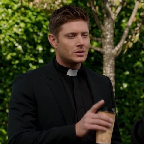 Dean Winchester Priest, Jesen Ackles, Boy Walking, Jensen Ackles Supernatural, Supernatural Wallpaper, Winchester Supernatural, Supernatural Dean, Winchester Brothers, Fictional Crushes