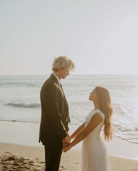 Married Aethstetic, Cute Married Couples, Married Couple Aesthetic, Young Married Couple Aesthetic, Married Young Couple, Beach Wedding Aesthetic Couple, Young Couple Wedding, Young Wedding, Dream Wedding Ring