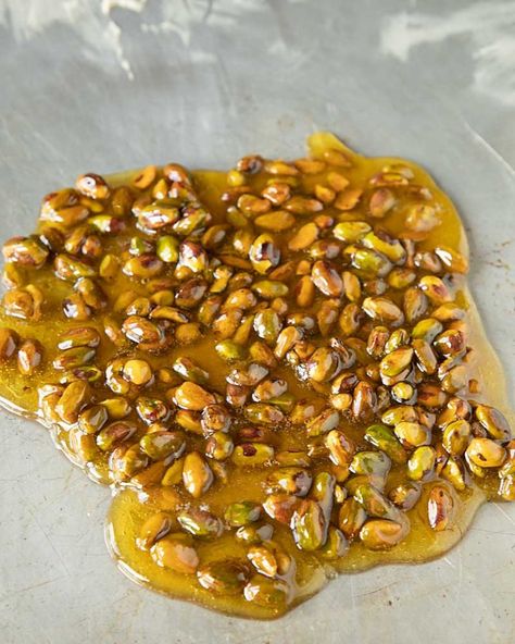 Dessert Garnish, Pistachio Brittle, Italian Candy, Homemade Chocolate Truffles, Peanut Brittle Recipe, Pistachio Recipes, Peanut Butter Fudge Easy, Brittle Recipes, Milk Dessert