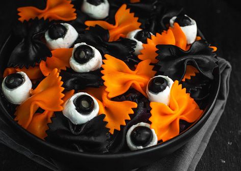 Halloween “Bat and Eyeball” Pasta - Colavita Recipes Halloween Pasta, Spooky Dinner, Sauce Cocktail, Halloween Breakfast, Black Food Coloring, Orange Food Coloring, Halloween Dishes, Halloween Food Treats, Halloween Appetizers