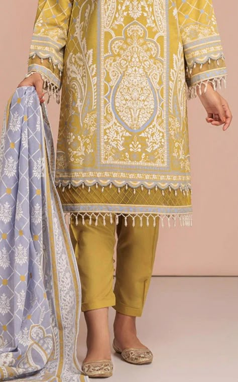 Lawn Dress Design, Pakistani Winter Dresses, Suit Pakistani, Pakistani Clothes Online, Lace Dress Design, Trendy Shirt Designs, Neck Designs For Suits, Jacquard Shirt, Lawn Dress