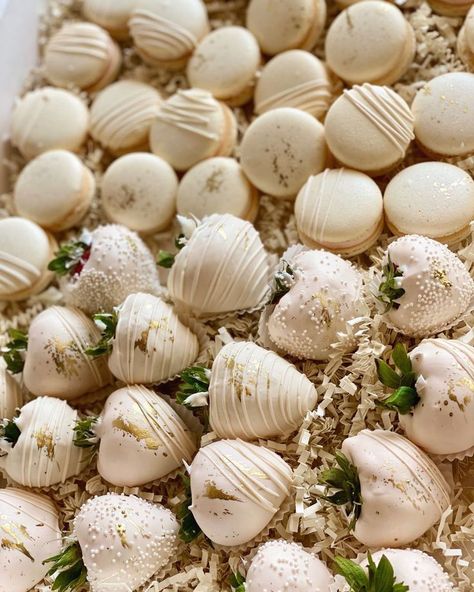 White Gold Chocolate Strawberries, Champagne Chocolate Covered Strawberries, Aesthetic Wedding Desserts, White And Silver Strawberries, Neutral Bridal Shower Dessert, Bride Chocolate Covered Strawberries, Bridal Chocolate Table, Bridal Shower Chocolate Covered Strawberries, Champagne And Macarons Bridal Shower Theme