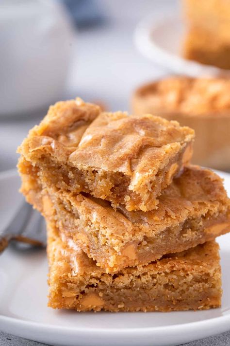 Chewy brown butter blondies pair the nutty flavor of brown butter with brown sugar and butterscotch chips for a simple blondie recipe that you’ll want to make over and over again. Blondies Recipe Easy, Butterscotch Blondies, Blondie Recipe, Caramel Icing, Blondies Recipe, Butterscotch Chips, S'mores, Peanut Butter Chips, Indulgent Desserts