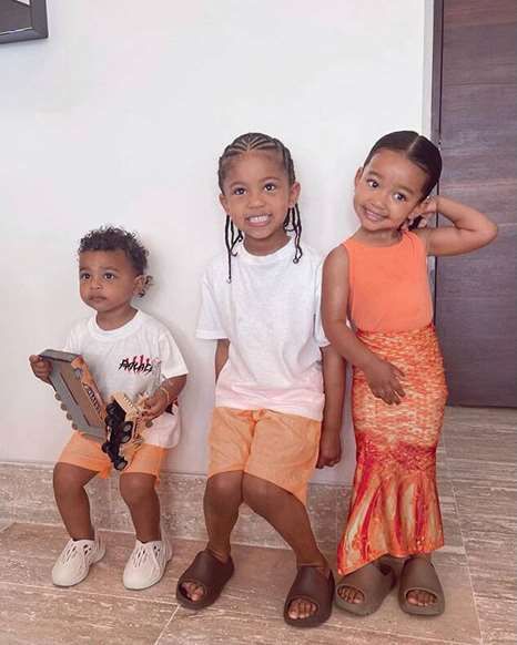 The tiny trio looks adorable in their matching orange outfits and smiles. - Instagram Kim Kardashian Kids, Kim Kardashian Selfie, Chicago West, Jenner Kids, Studded Denim Jacket, Famous Kids, Kardashian Kids, Kim Kardashian West, Bunny Wallpaper