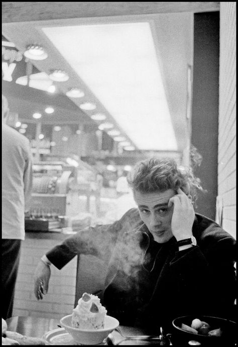 James Dean Style, Dennis Stock, Neo Grunge, James Dean Photos, Film Life, Jimmy Dean, Actor James, Dazed And Confused, Marlon Brando