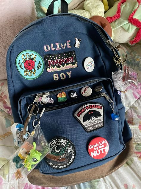 Keychain Backpack Aesthetic, Decorated Backpack Ideas, Fullbringer Oc, Backpack Accessories Keychain, Decorating Backpack, Backpack Decoration Ideas, Backpack With Keychain, Backpack Pins Aesthetic, Keychains Aesthetic