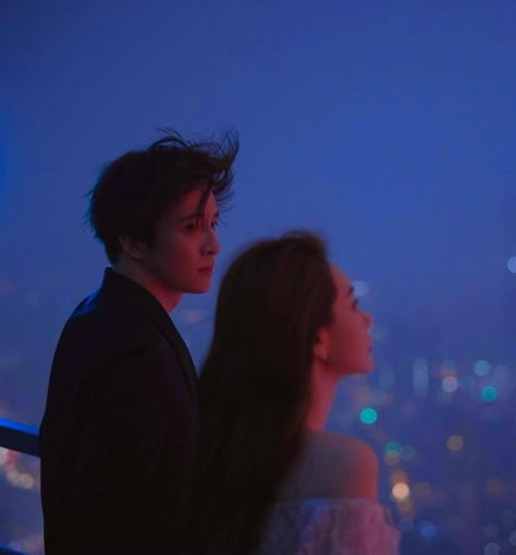 Cinematic Romantic Shots, Romantic Reference Poses, 90s Aesthetic Couple, Couple Watching Movie, Duo References, Evermore Era, Couple Poses Reference, Couples Vibe, Cinematic Photography