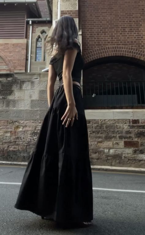 Long Black Skirt Outfit Fairy Grunge, Style A Long Black Skirt, Black Maxi Skirt Outfit Ideas, Long Black Skirt Outfit, Long Tight Skirt, Flowy Black Skirt, Black Maxi Skirt Outfit, Thrifting Inspiration, Flowy Outfit