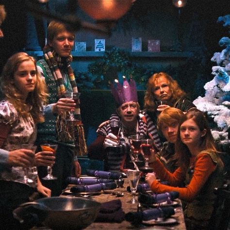 Harry Potter At Christmas, Weasley Christmas Aesthetic, Christmas In Harry Potter, Christmas Aesthetic Harry Potter, Harry Potter Aesthetic Christmas, Christmas Harry Potter Aesthetic, Noel Harry Potter, Harry Potter Thanksgiving, Harry Potter Xmas