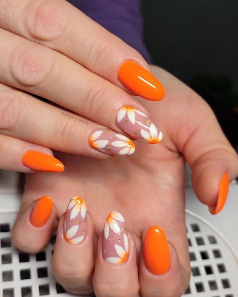 Orange Sunflower Nails, Yellow Almond Nails Design, Spring Orange Nails, Orange Design Nails, Orange Gel Nails, Orange Nail Art Designs, Orange Manicure, Orange Nail Art, Orange Acrylic Nails