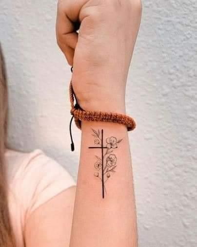 Font Tato, Cross Tattoo On Wrist, Tato Minimal, Tiny Wrist Tattoos, Cross Tattoos For Women, Muster Tattoos, Tasteful Tattoos, Small Tattoos Simple, Dope Tattoos For Women