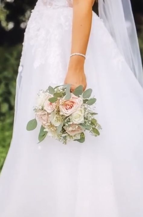 Wedding Flower Photography, Single Flower Bridal Bouquet, Mini Bridal Bouquet, Cream Bridal Bouquet, Wedding Bridesmaid Bouquets, Bridal Bouquet Summer, Simple Wedding Bouquets, Bouquet Rose, Bridal Bouquet Flowers