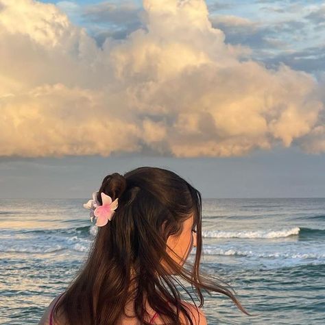 Beach Hairstyles Brunette, Brunette At The Beach, Island Photo Ideas, Pink Dress Beach, Beach Pics Ideas, Sea Poses, Sea Photo Ideas, Summer Visionboard, Beach Brunette