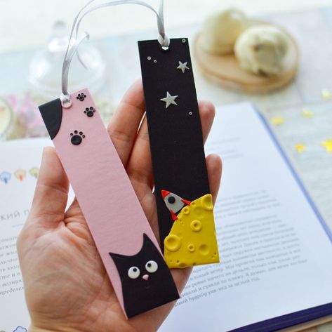 Clay Bookmark Diy, Polymer Clay Bookmark, Clay Bookmark, Handmade Bookmarks Diy, Clay Keychain, Clay Magnets, Polymer Clay Flower Jewelry, Clay Diy Projects, Clay Crafts Air Dry