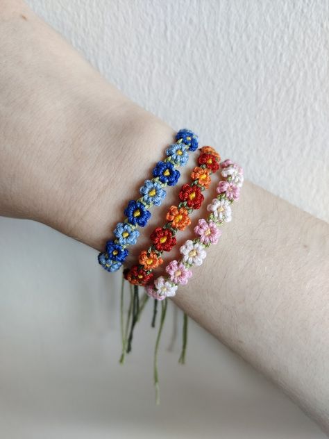 3 macrame flower bracelets in blue, orange and pink String Bracelet Patterns, Yarn Bracelets, Cute Friendship Bracelets, Macrame Bracelet Patterns, Flower Chain, Knit Bracelet, Embroidery Bracelets, Friendship Bracelets Tutorial, Friendship Bracelets Designs