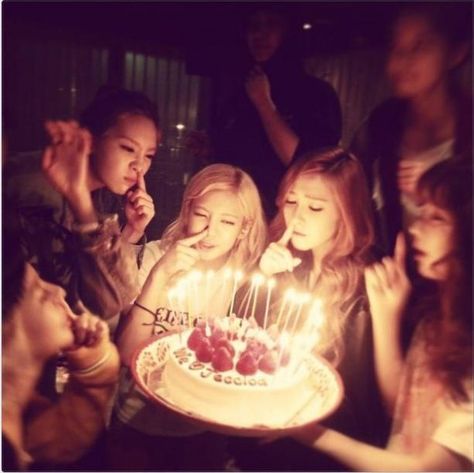 Girls’ Generation and f(x)’s Krystal celebrate Jessica’s birthday Snsd Jessica, Taeyeon Jessica, Kim Hyoyeon, Jessica Jung, Happy B Day, Korean Idol, First Girl, Korean Pop, Girls Generation