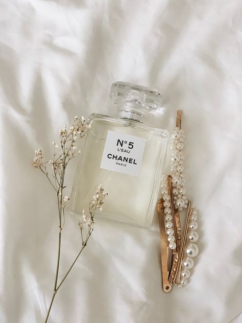 Minimalist wardrobe must have perfume, parisian style wardrobe must have White And Cream Bedroom, Minimalist Objects, Parisian Luxury, Koleksi Parfum, Kunstjournal Inspiration, Chanel Aesthetic, Soya Mumu, Zestaw Ikon, Parfum Chanel