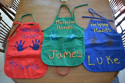 Personalized kids aprons, hand print craft. Kids Apron Decorating, Kids Apron Craft, Kids Aprons, Babysitting Crafts, Diy Kids Art, Personalized Kids Apron, Kids Painting Crafts, Disposable Aprons, Painting Apron