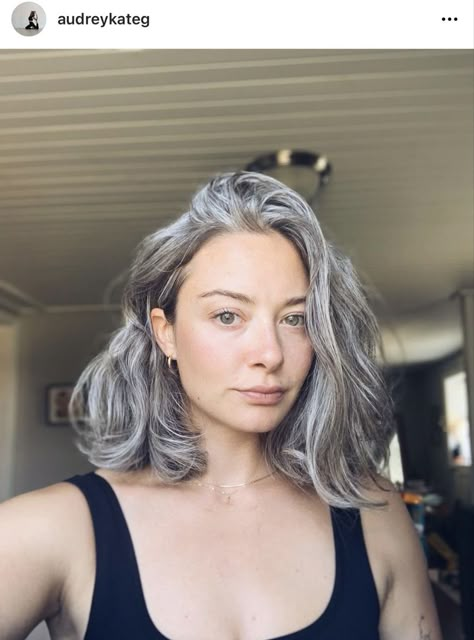 Very Long Bob, Grey Hair Young, Gray Balayage, Silver Haired Beauties, Grey Hair Transformation, Hairstyles Older Women, Gorgeous Gray Hair, Grey Hair Inspiration, Beautiful Gray Hair