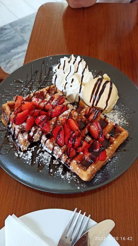 Waffle And Ice Cream, Waffles Aesthetic, Strawberry Waffles, Healthy Food Dishes, Food Babe, Food Therapy, Fruit Flies, Yummy Comfort Food, Food Displays