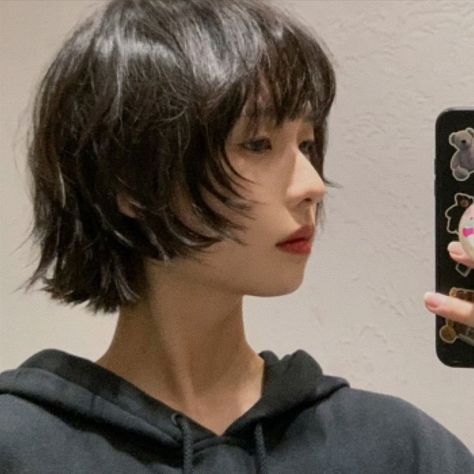 Short Shag Asian, Hime Cut Short Hair With Bangs, Short Full Hair, Short Short Hair With Bangs, Short Hair Inspo Straight, Chin Length Choppy Hair, Angrogonus Haircuts, Japanese Medium Hair, Japanese Short Hair With Bangs