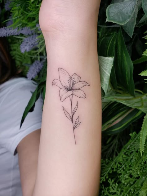 Tigerlily Flower Tattoo, Simple Lily Flower Tattoo, Lillie Flower Tattoo, Lilly Tattoo Simple, Dainty Lily Tattoo, Lily Wrist Tattoo, Small Lilly Tattoo, Tattoo Ideas Lily, Small Lily Flower Tattoo