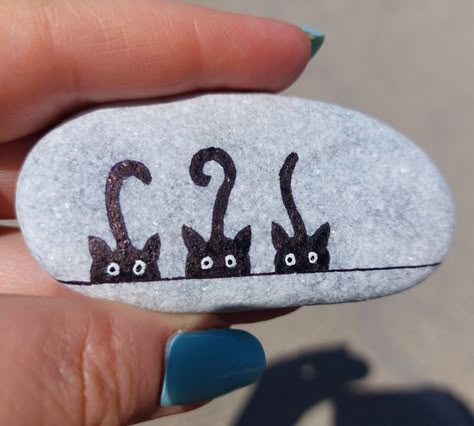 painting rocks! | Simplicity. Three curious kittens. | Facebook Cat Painted Rocks, Cat Face Rock Painting, Painted Rock Cat, Painted Rocks Cats, Christmas Cat Painted Rocks, Stone Painting Cat, Balloons Pictures, Cat On Rock Painted Stones, Birthday Balloons Pictures