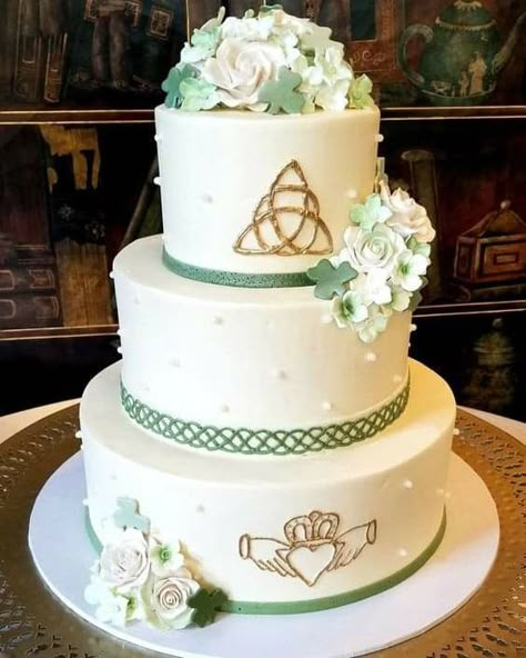 White Chocolate Wedding Cake, Irish Wedding Cake, Scottish Wedding Cakes, Scottish Wedding Themes, Irish Themed Weddings, Cake White Chocolate, Wedding Cake White, Lotr Wedding, Army Wedding